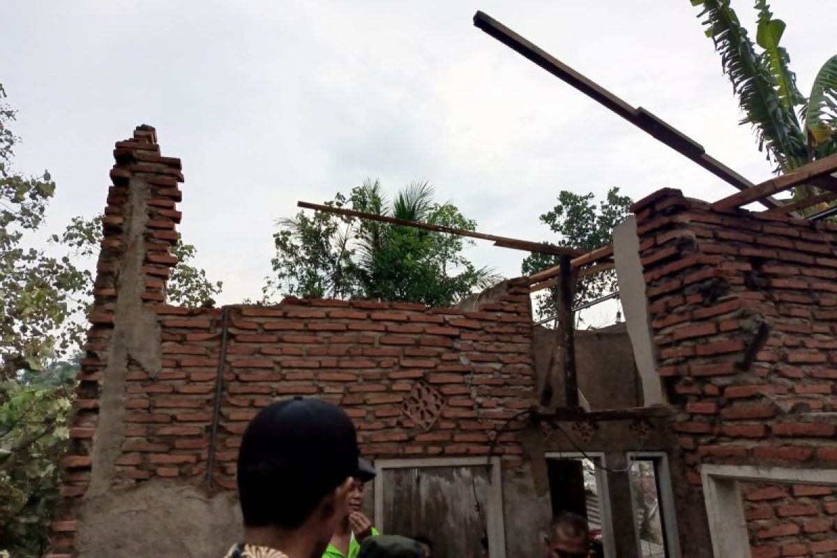 Puluhan rumah di Malang rusak akibat hujan deras disertai angin