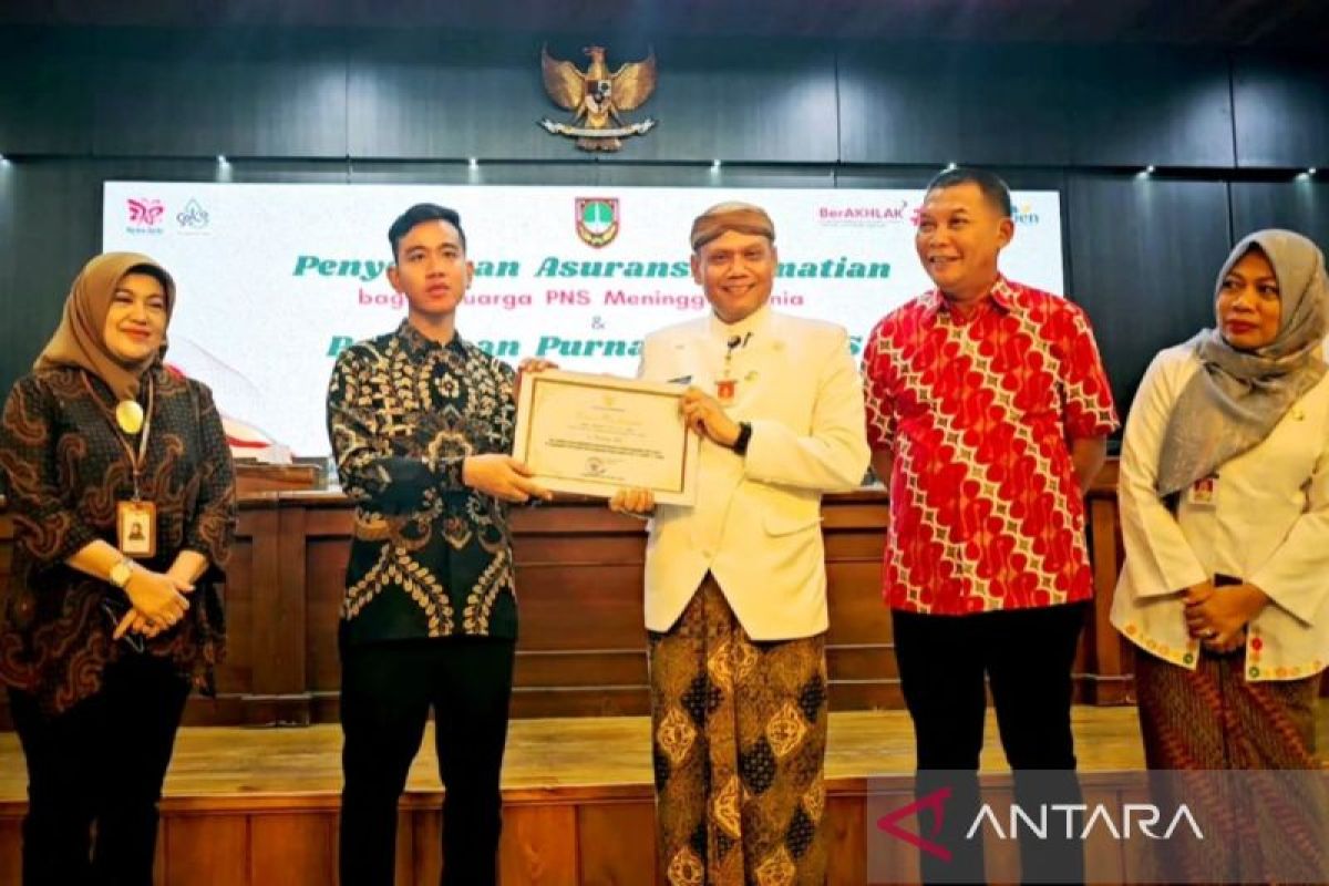 Surakarta Mayor urges retired officials to keep giving contributions
