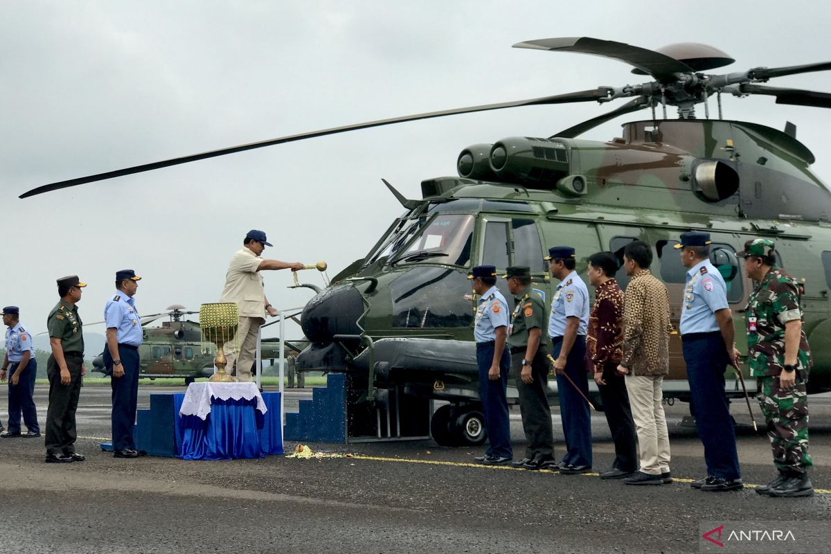 Prabowo serahkan delapan unit helikopter H225M ke TNI AU