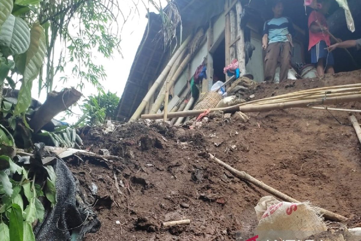 Kejadian bencana tanah longsor akibat hujan deras di Kabupaten Sukabumi bertambah