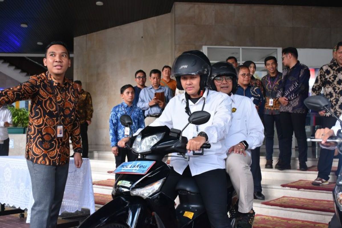 Kementerian ESDM Serahkan Motor Hasil Konversi dan SPBKLU Ke Kementerian Keuangan