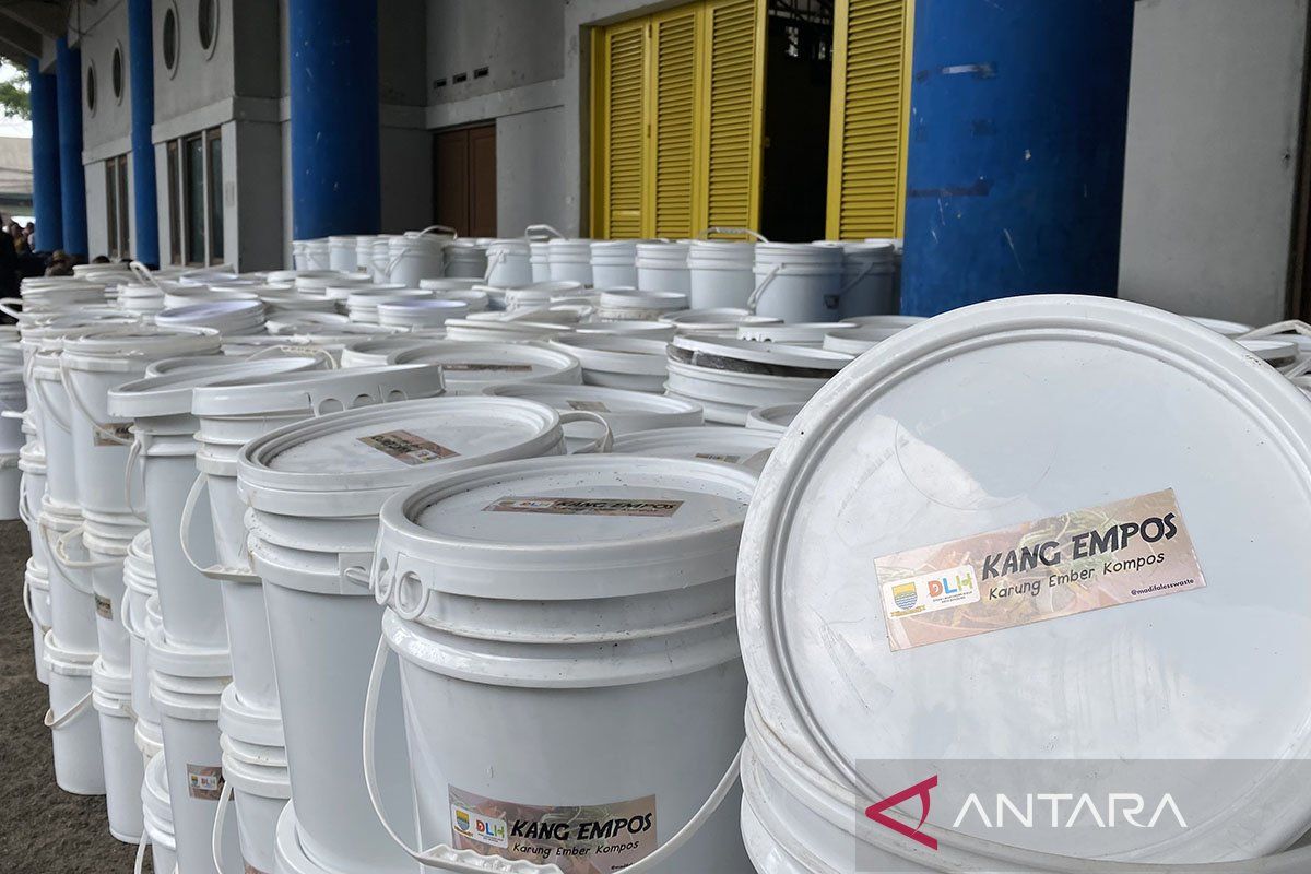 Pemerintah Kota Bandung bagikan 3.194 alat olah sampah Kang Empos