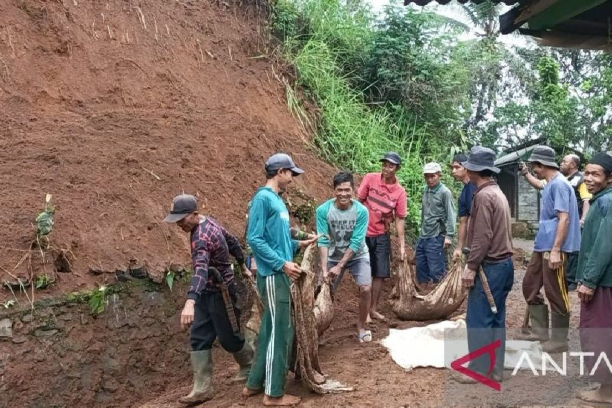 Longsor terjang enam kampung di Desa Cianaga Sukabumi, Jawa Barat