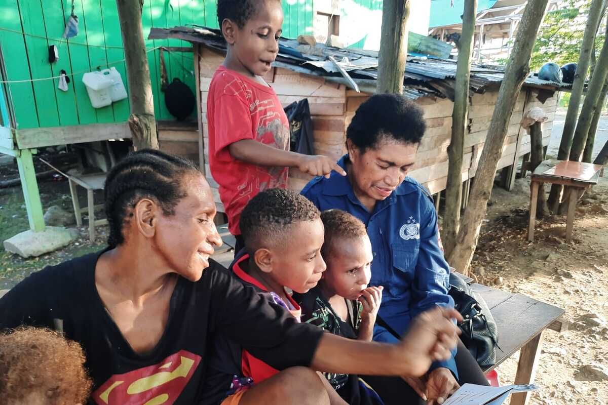 Polwan Polres Jayapura bimbing baca tulis mama OAP 53 tahun