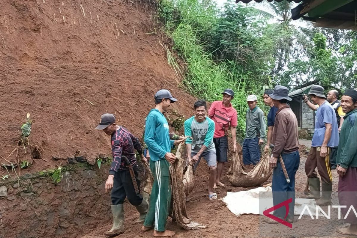 Longsor terjang enam kampung di Desa Cianaga Sukabumi