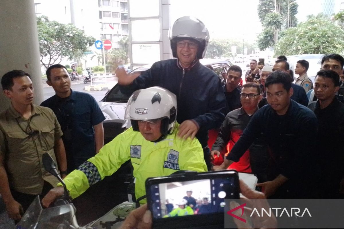 Hadiri Haul KH Noer Ali di Bekasi,  Anies naik sepeda motor