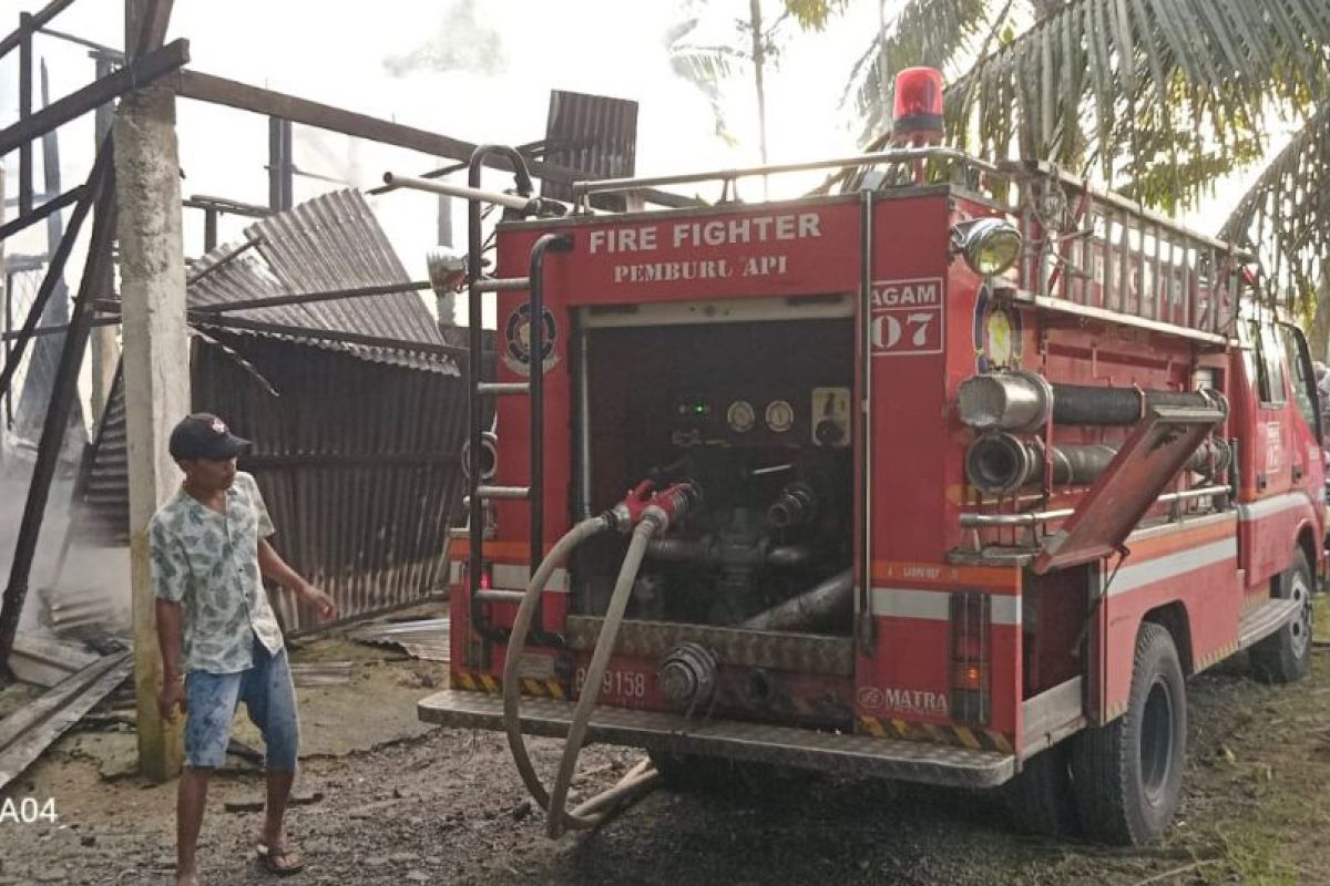 Agam kerahkan dua armada padamkan api bakar rumah warga