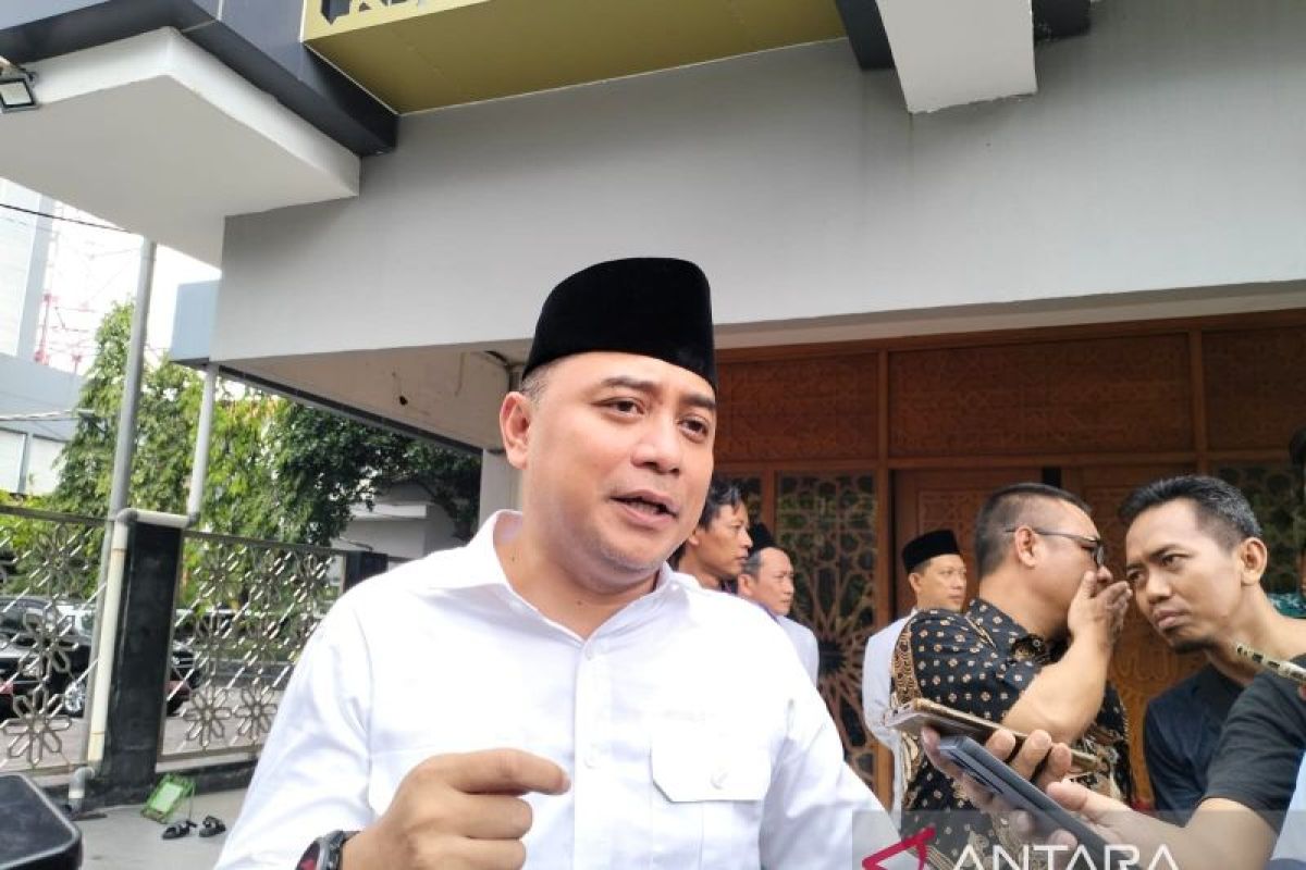 Wali Kota Surabaya ingatkan pengusaha patuhi aturan UMK 2024