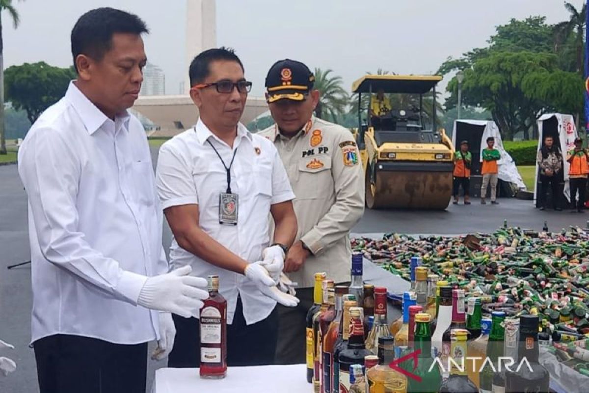 Kriminal kemarin, pemusnahan botol miras hingga Firli Bahuri