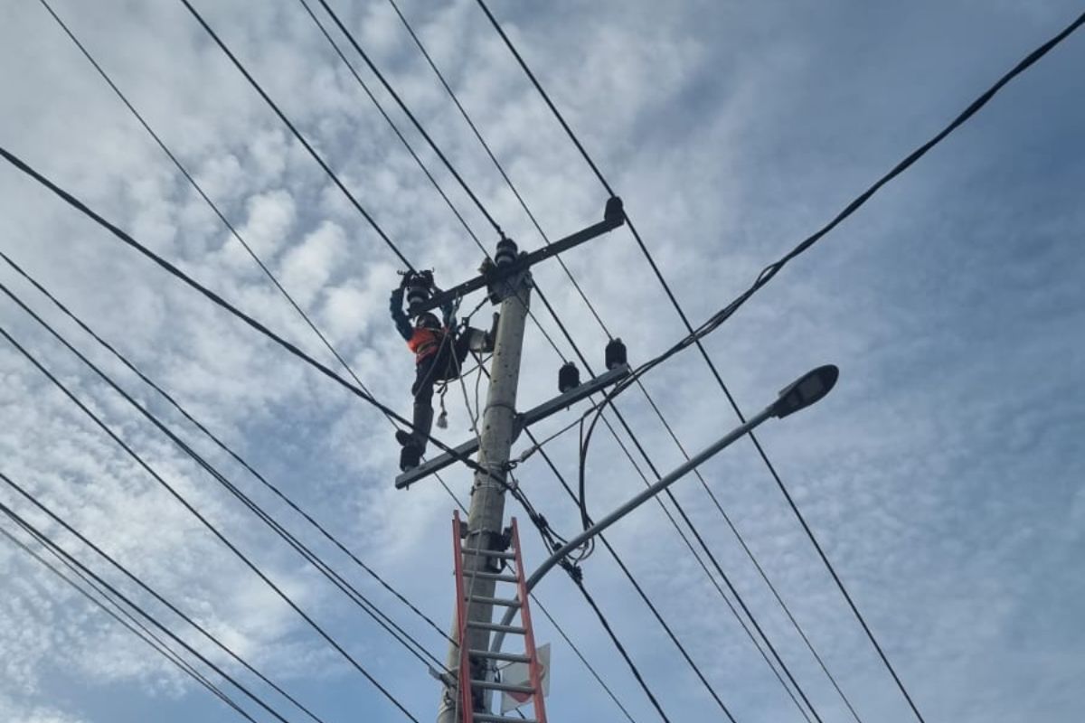 PLN pulihkan jaringan listrik terdampak cuaca ekstrem di Natuna