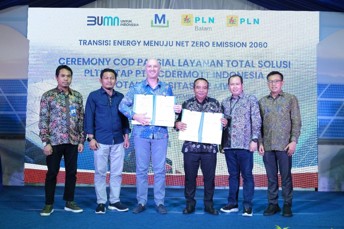 PLN Batam bersama Mc Dermott Indonesia operasikan PLTS Atap