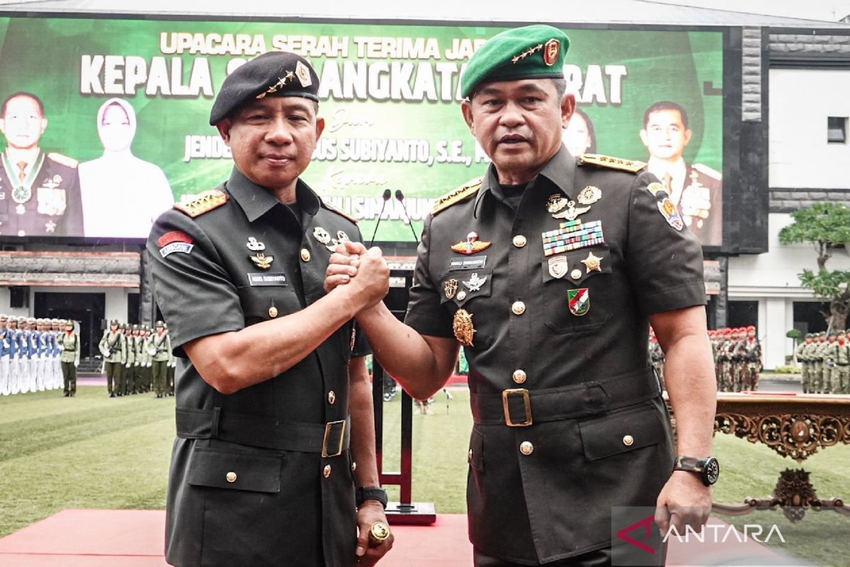 Panglima TNI Jenderal TNI Agus Subiyanto pimpin sertijab KSAD Maruli Simanjuntak