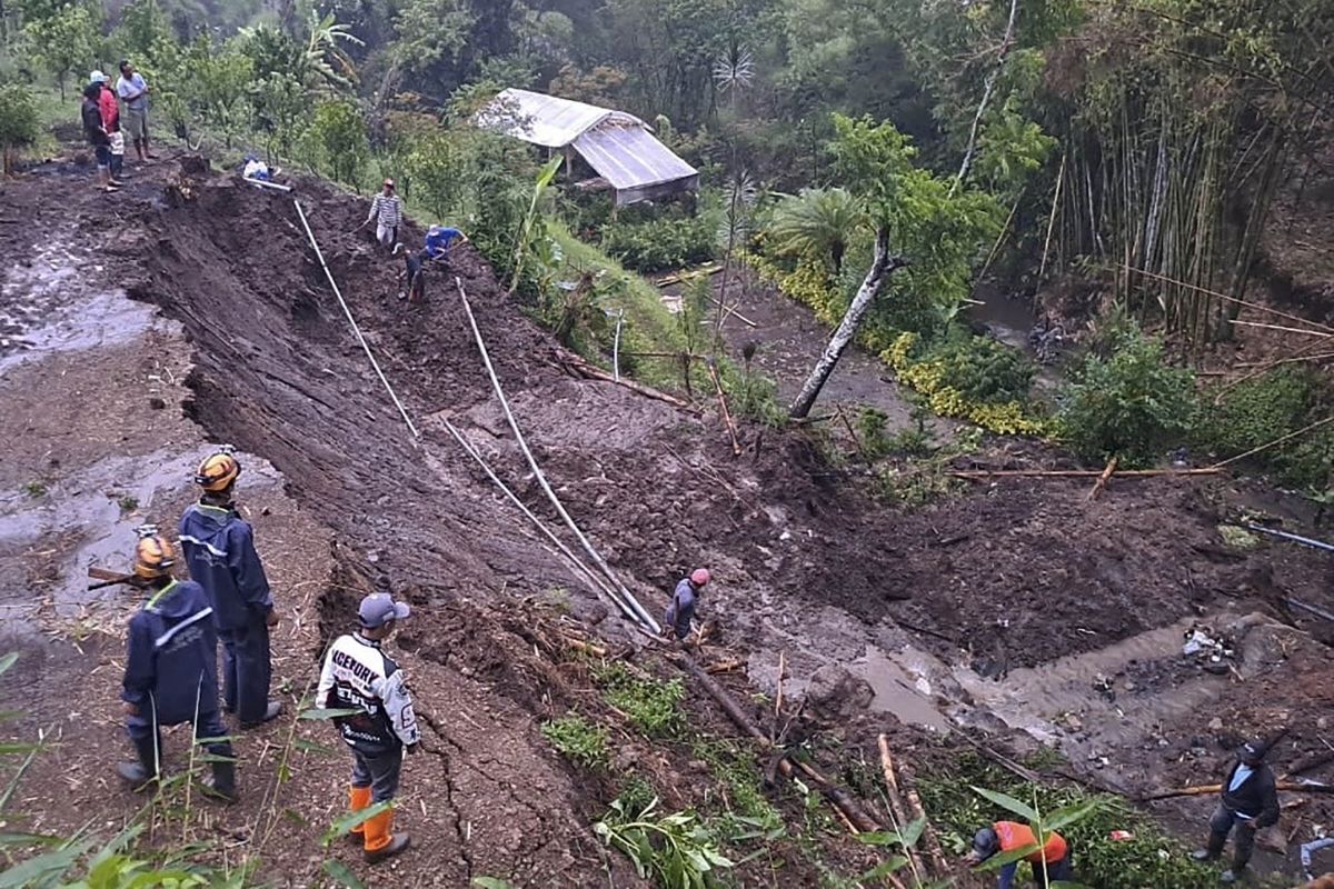 Hujan deras sebabkan banjir dan longsor di Kota Batu