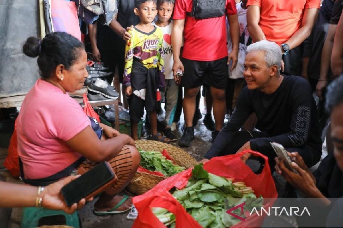 Ganjar Pranowo jalan pagi dan cek harga bahan pokok di Kupang