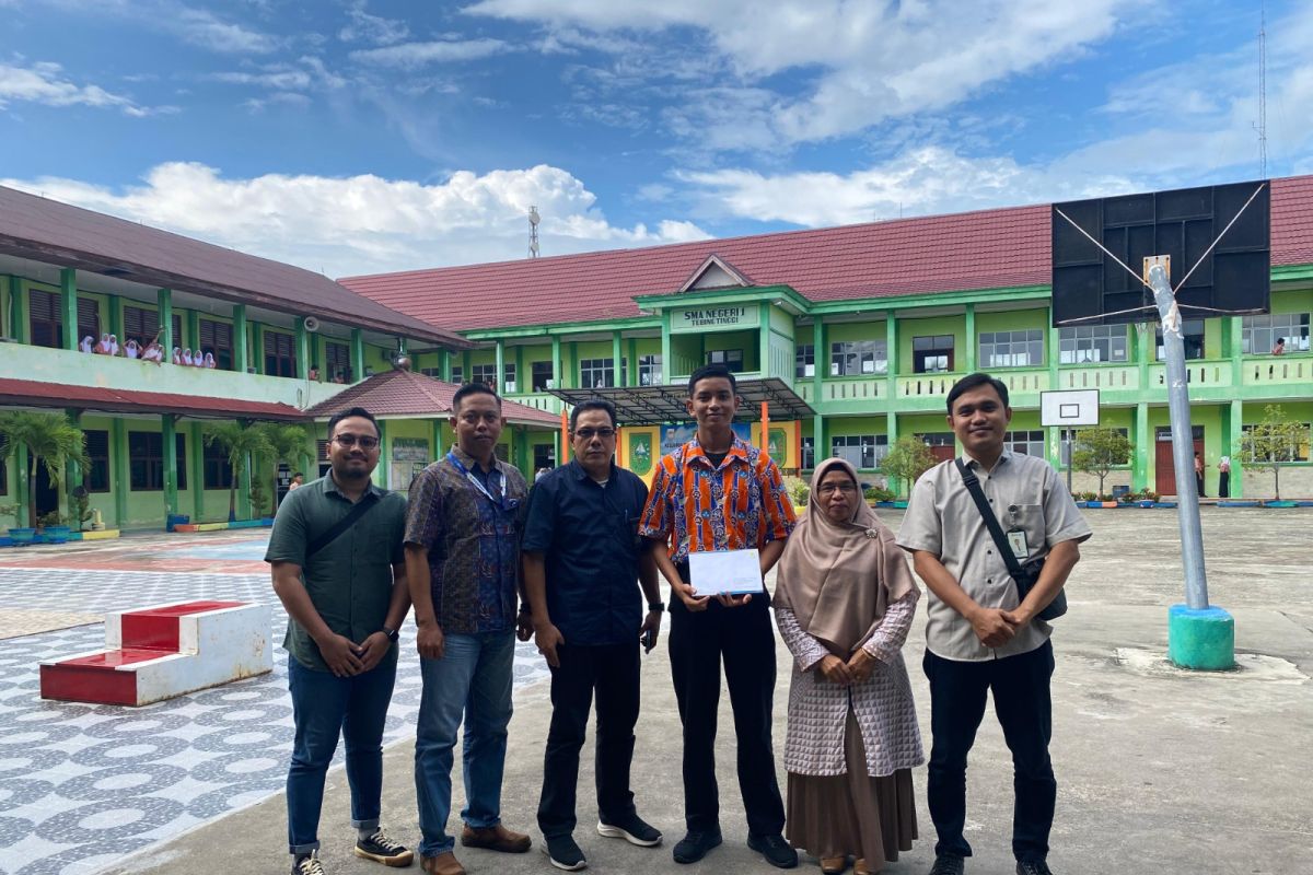 PLN Peduli serahkan beasiswa pendidikan ke empat anggota Paskibraka Nasional asal Riau dan Kepri