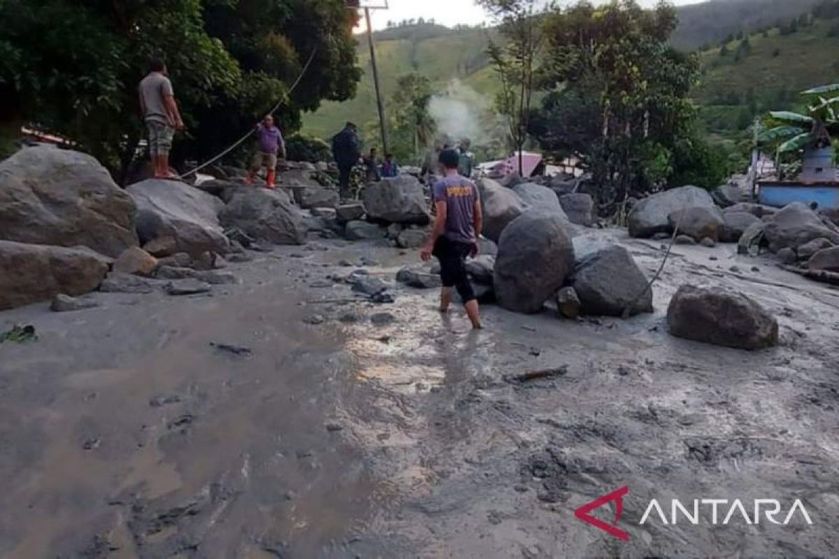 Banjir bandang Humbahas rusak 35 rumah, 11 warga hilang, satu ditemukan tewas