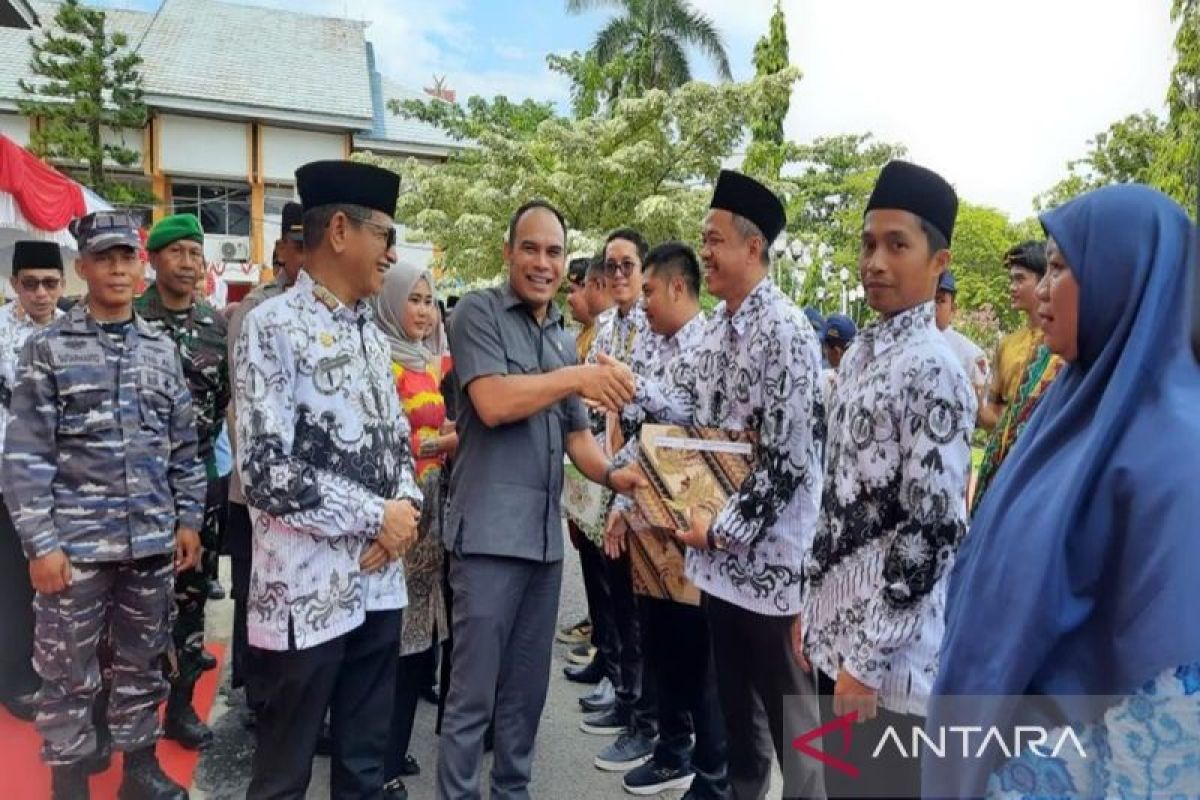 Ketua DPRD Kotabaru hadiri puncak hari guru Nasional.