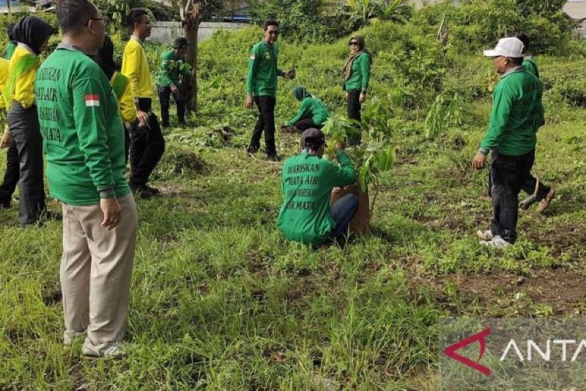 Banjarmasin wastewater company plants trees to save water