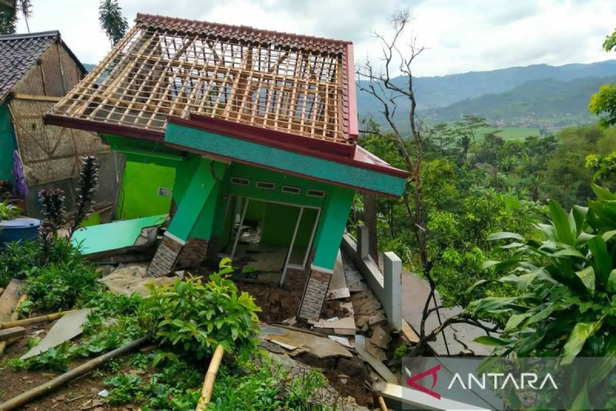 Bencana tanah bergerak di Tegalkaso Sukabumi merusak sejumlah rumah