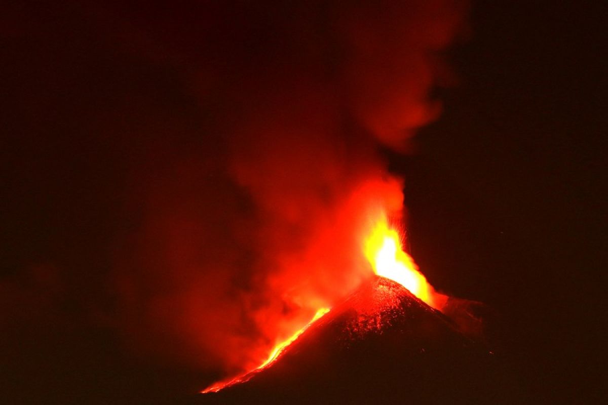 Gunung Etna di Italia kembali alami erupsi