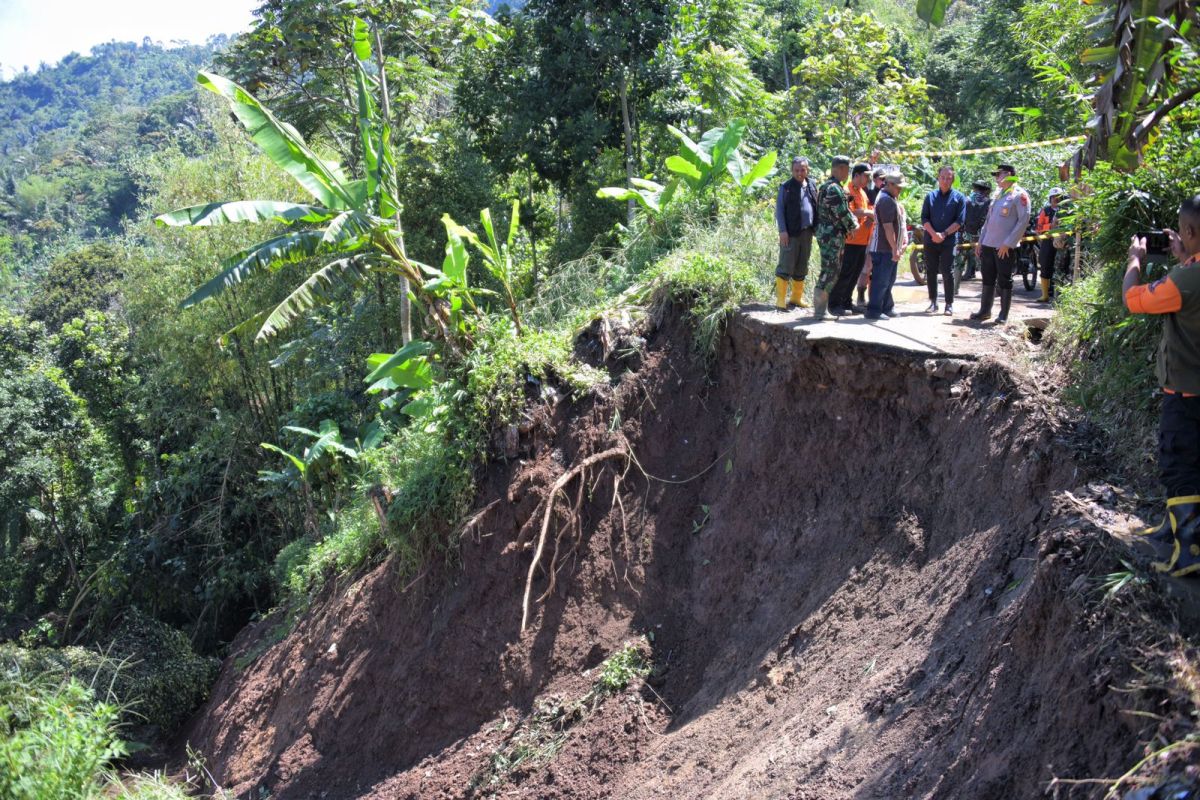 Pj Gubernur Jabar minta gerak cepat tangani longsor di Bandung Barat