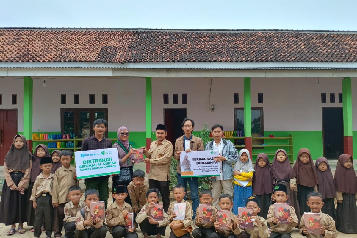 Dompet Dhuafa Lampung bersama HMI Komisariat Persiapan Insan Cita salurkan donasi Alquraan di Lampung Timur