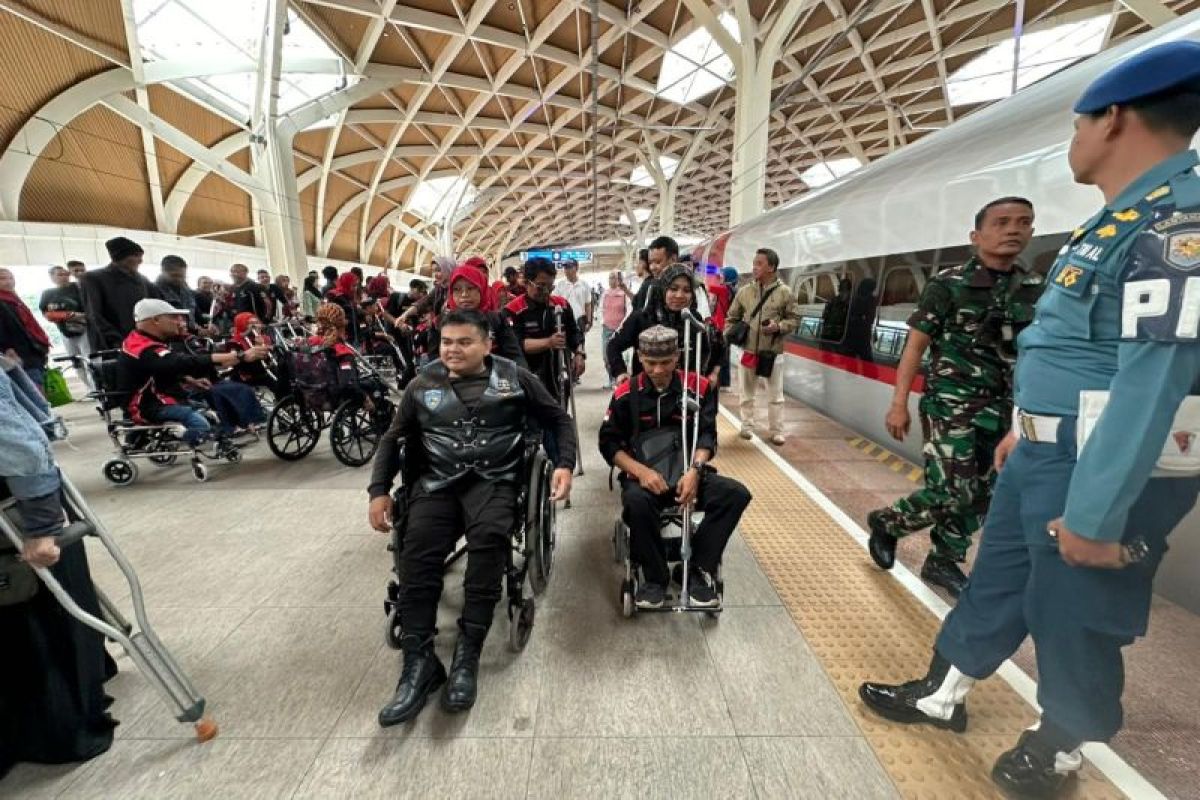 KCIC fasilitasi komunitas disabilitas naik Kereta Cepat Whoosh