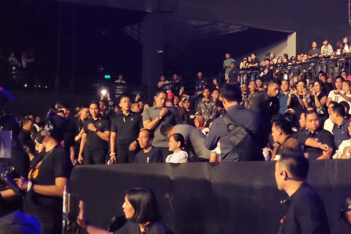 Presiden Jokowi dan Ibu Iriana nonton konser Noah di Ancol BCIS