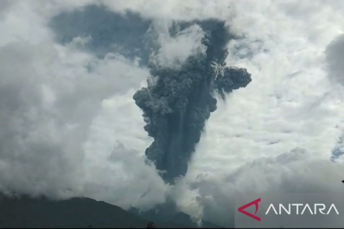 14 kecamatan di Agam terdampak hujan abu-batu usai Marapi erupsi
