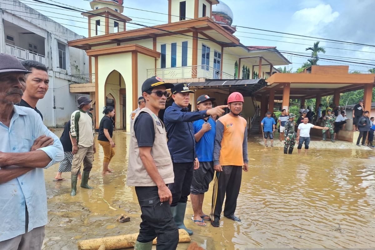 Lubuk Sikaping diguyur Banjir, Sabar AS Intruksikan OPD Terkait Gerak Cepat Penanganan