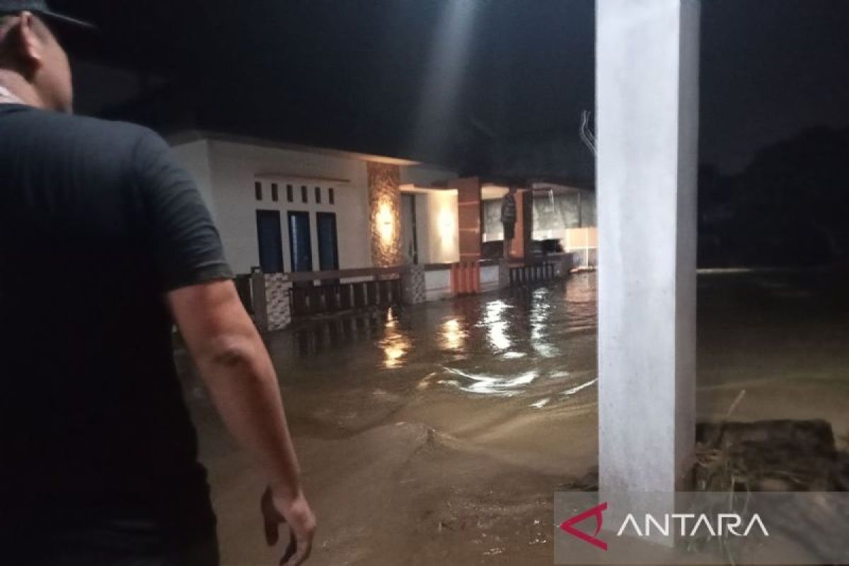 Ratusan rumah warga di Panapa Lubuk Sikaping terendam banjir