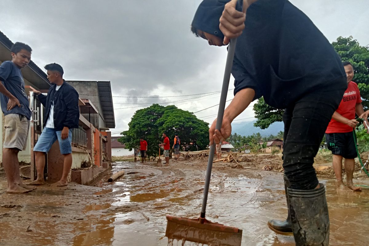 Dipenuhi lumpur, korban banjir di Lubuk Sikaping butuh mobil kebakaran