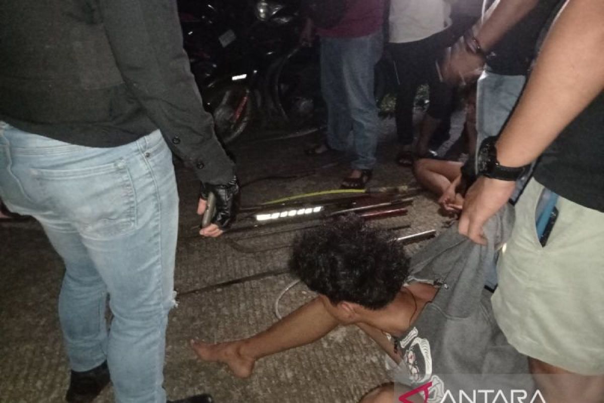 Polisi cegah tawuran puluhan remaja bersenjata tajam