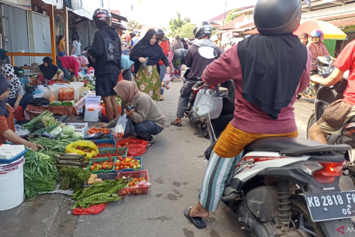 Banjir genangi Pasar Putussibau pedagang pindah berjualan ke tepi jalan