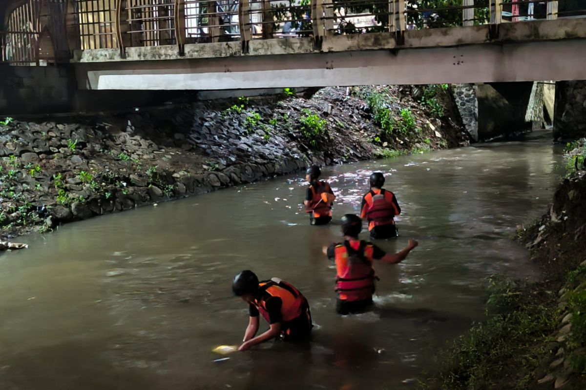 Tim SAR Mataram mencari seorang balita hilang di sungai