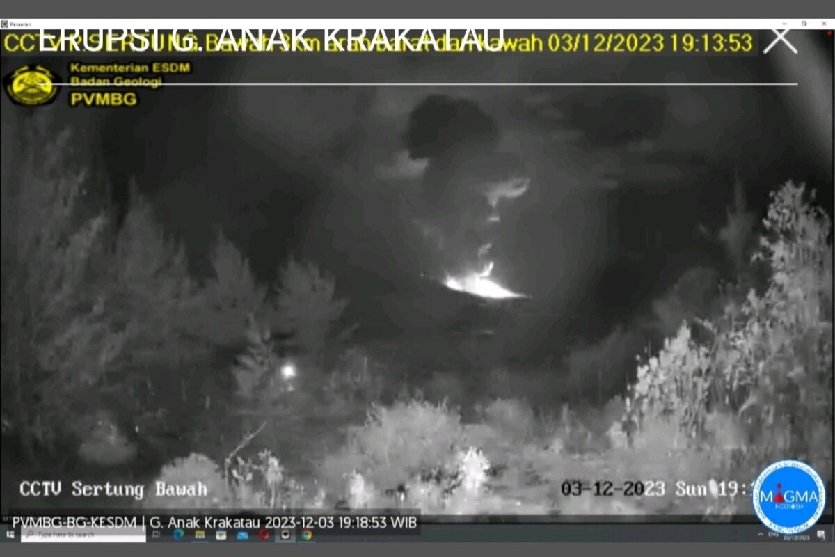 Gunung Anak Krakatau kembali erupsi pada Minggu malam pukul 19.12 WIB