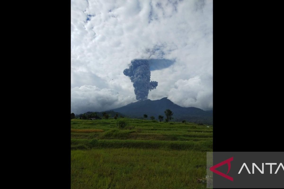 Gunung Marapi Sumatra Barat erupsi