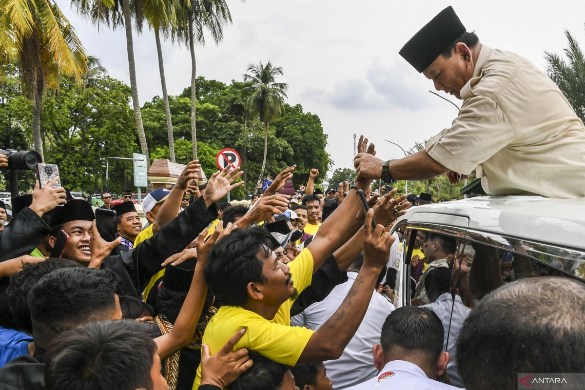 Capres Prabowo masuk kerja, Gibran ke Tangerang