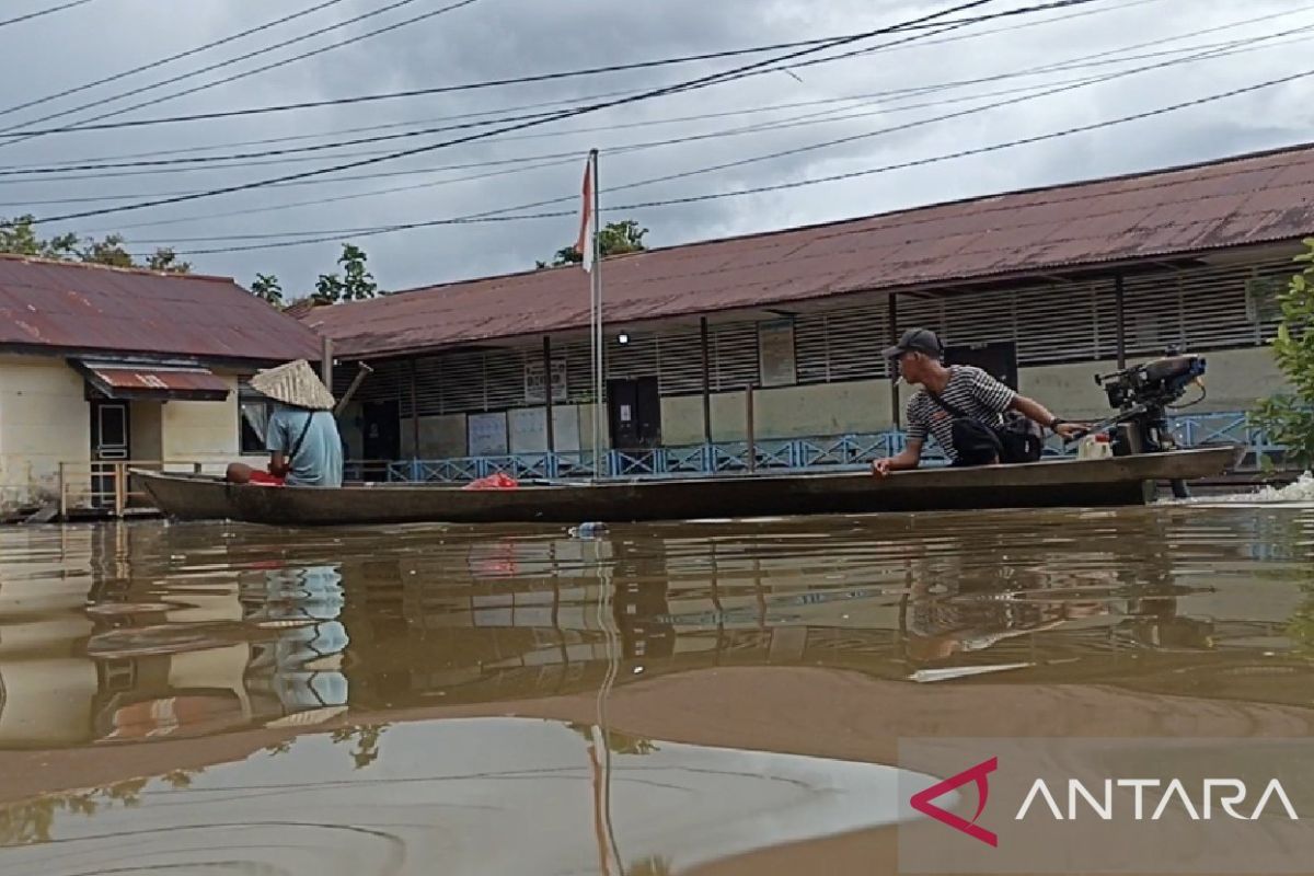 Wakil Bupati Kapuas Hulu minta camat dan kades segera laporkan kondisi banjir