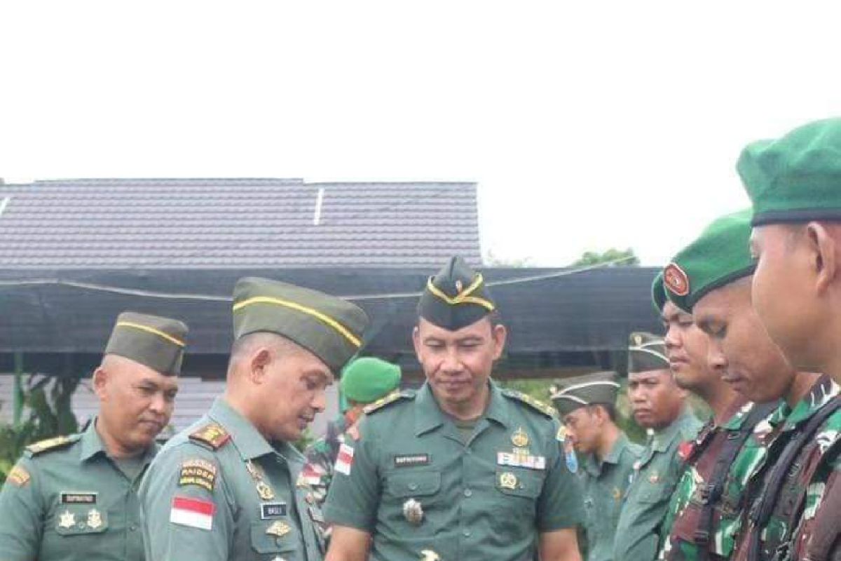 Dandim Putussibau bagikan buku saku netralitas TNI hadapi Pemilu serentak 2024