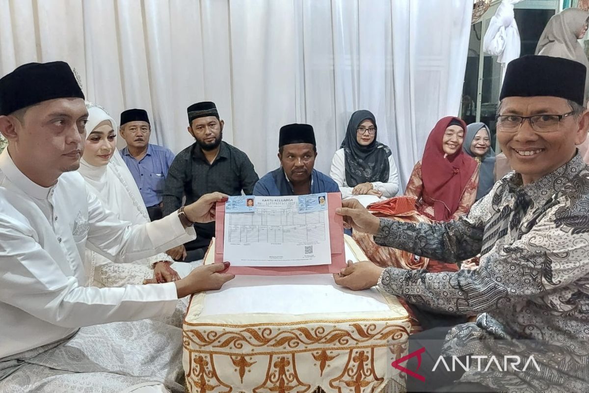 Aceh Barat serahkan adminduk bagi pengantin usai ijab kabul