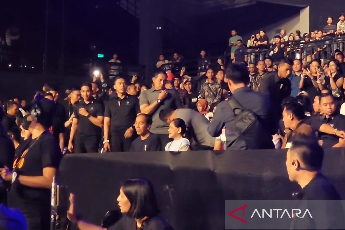 Presiden Jokowi nonton konser Noah bareng Ibu Iriana di Ancol BCIS