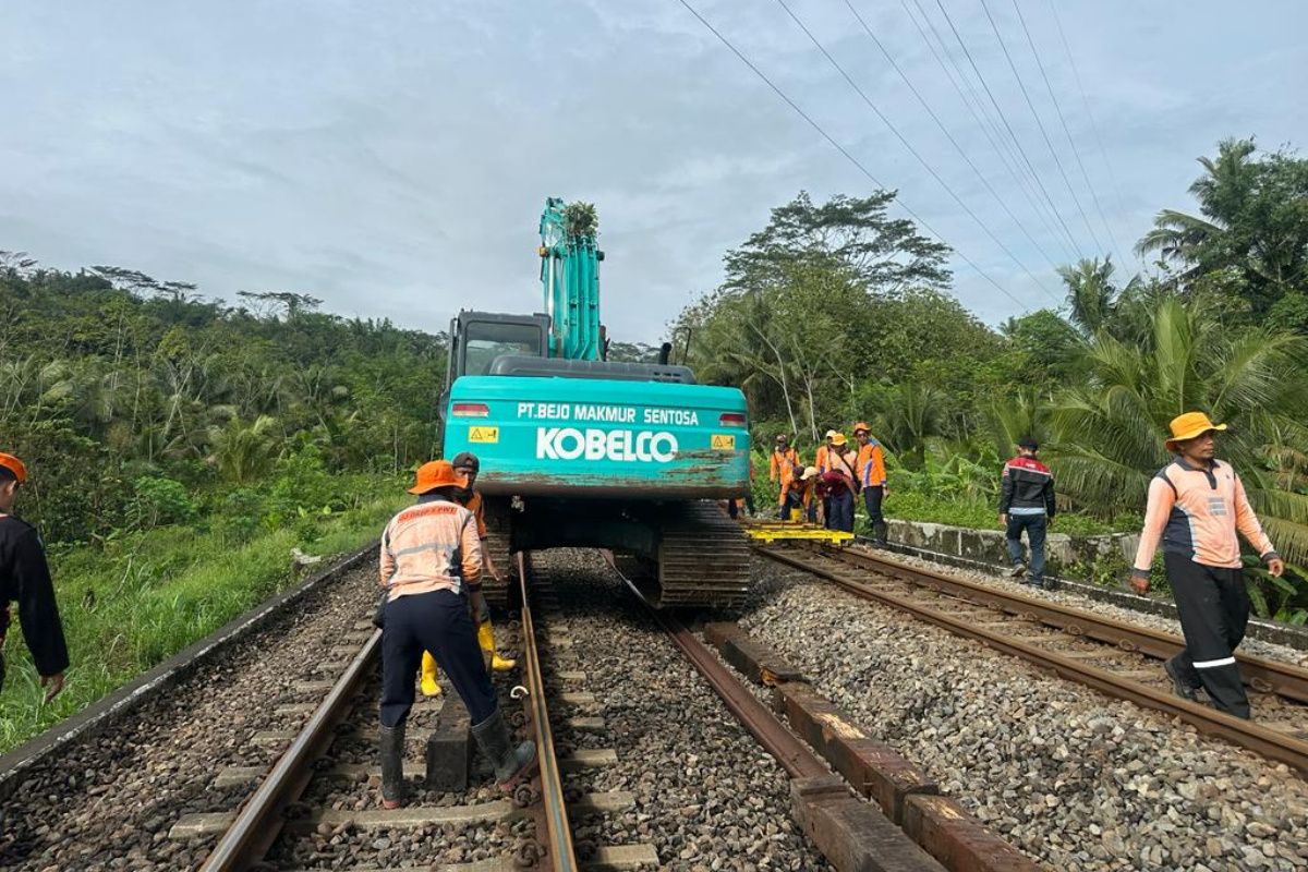 KAI Daop 6 alihkan rute akibat longsor di Banyumas