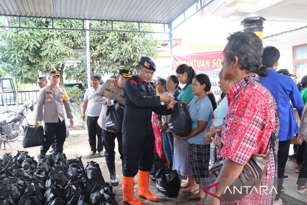 Kapolda Sumut salurkan 100 paket bantuan korban banjir bandang di Humbahas