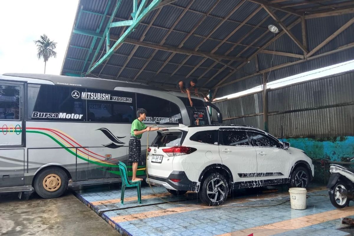 Jasa pencuci mobil di Agam banjir orderan pascaerupsi Gunung Marapi