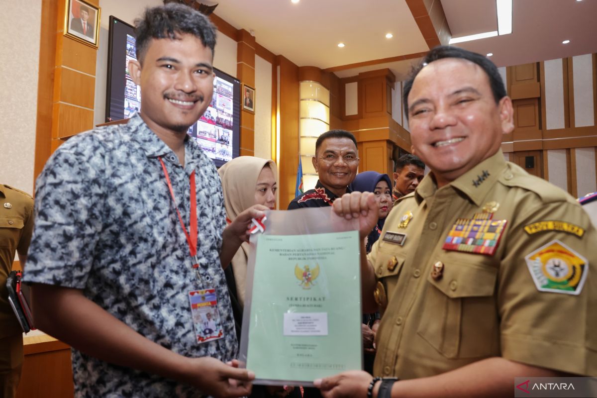 Presiden Jokowi serahkan 200 sertifikat tanah masyarakat di Sulawesi Tenggara