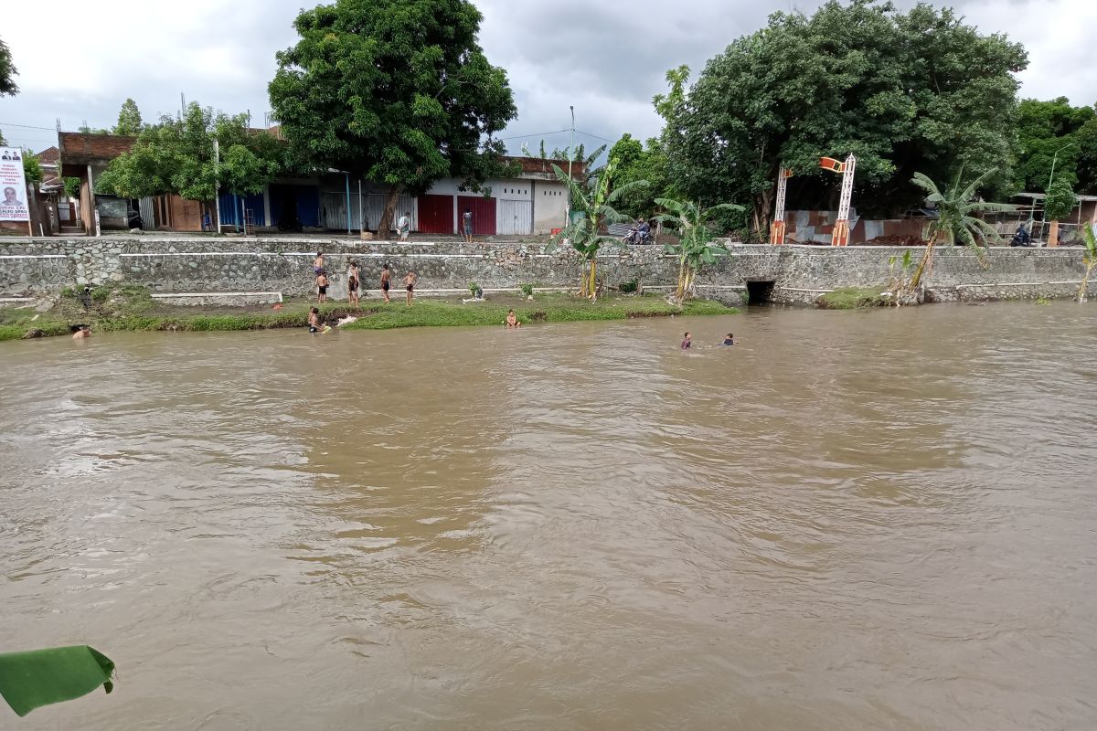 Pemkot Mataram mengingatkan warga di bantaran sungai waspadai debit air