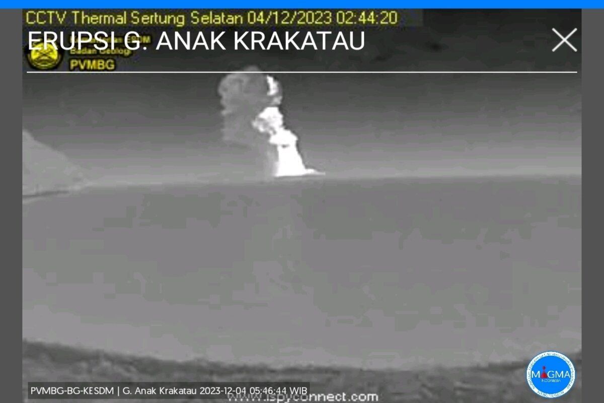 Gunung Anak Krakatau erupsi lagi setinggi 1.000 meter