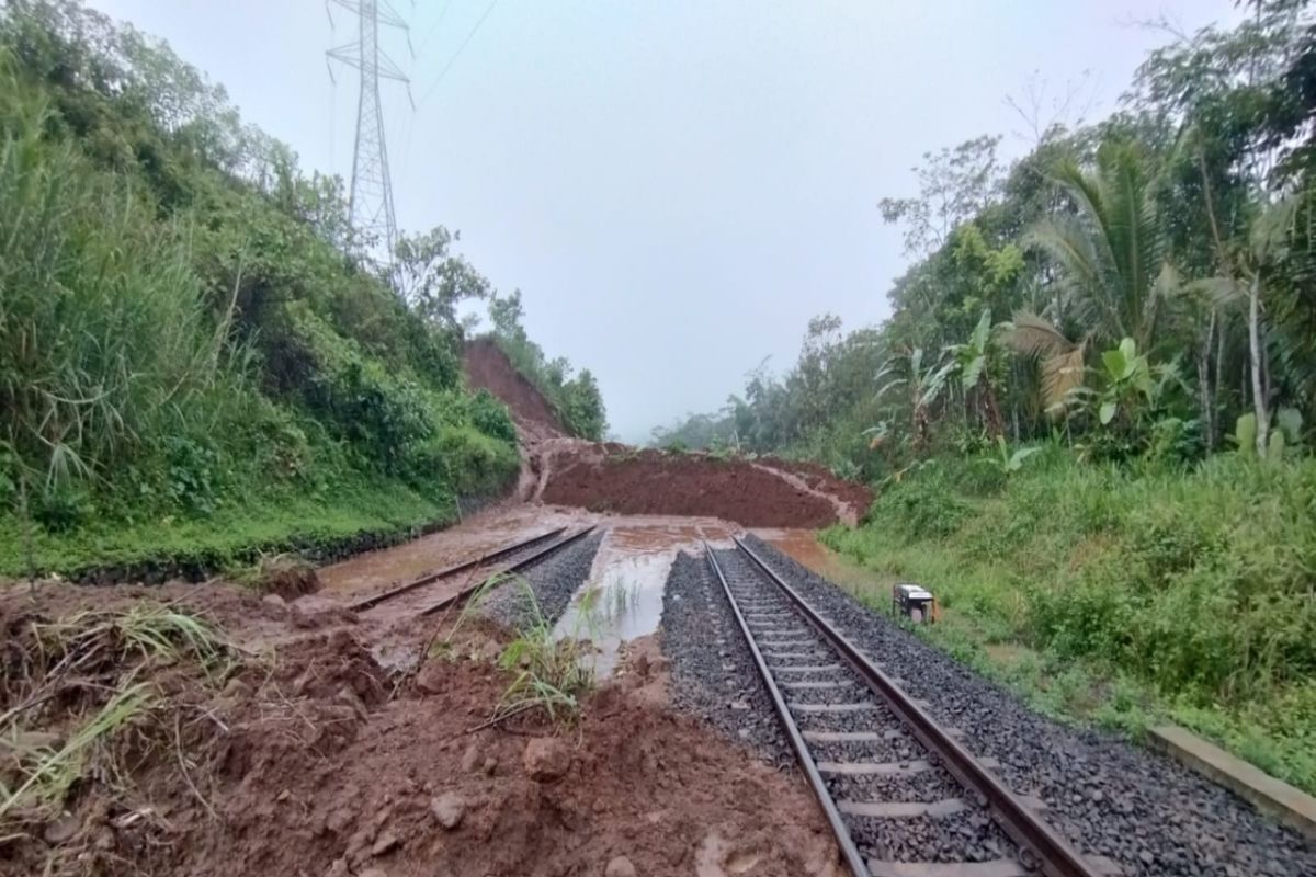 Daop 6 Yogyakarta alihkan 10 kereta api imbas longsor Banyumas
