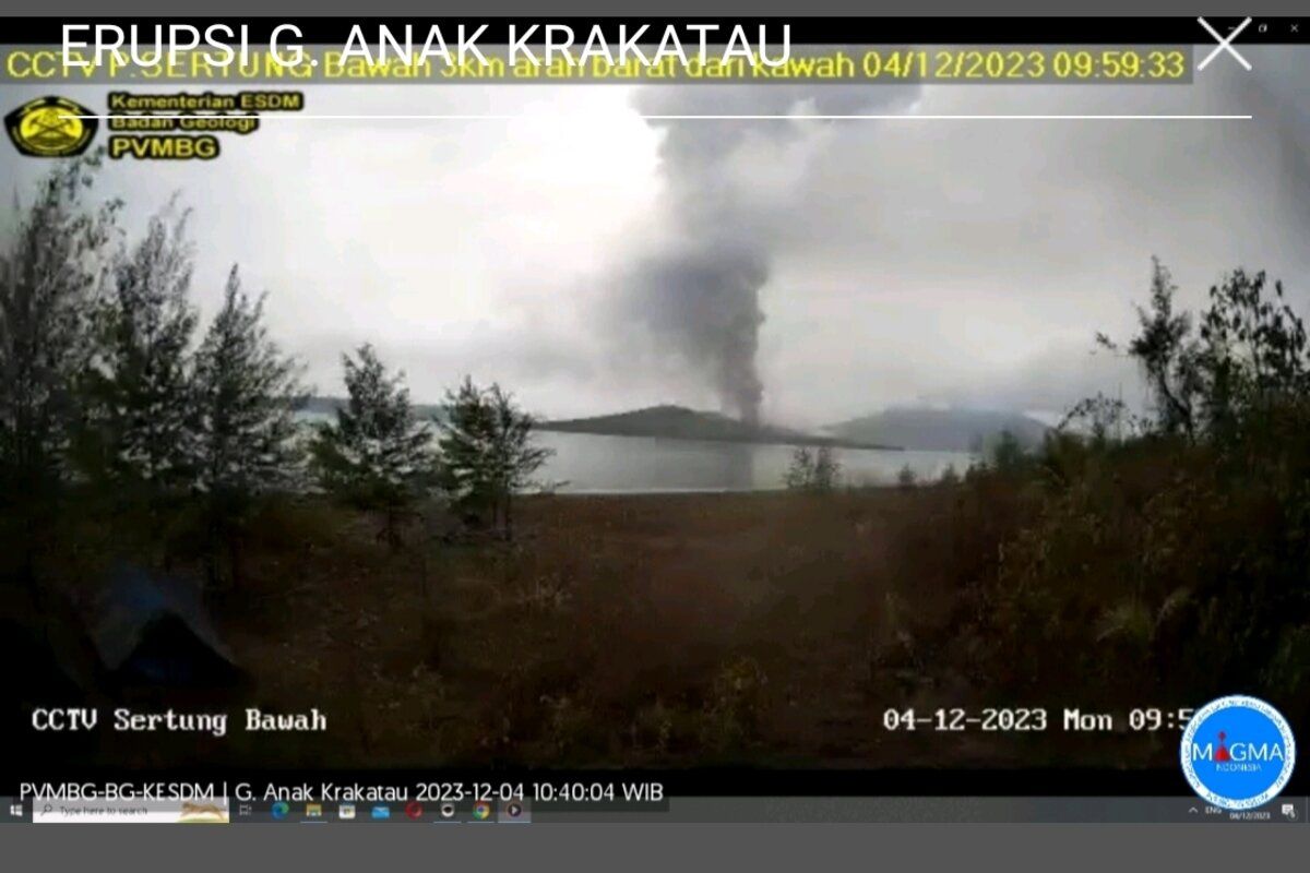 Gunung Anak Krakatau erupsi pukul 09.56 WIB setinggi 1.500 meter